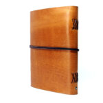 Box OX Raw Caramel Lederbuch im Format A4 - Rückseite Perspektive