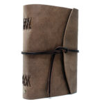 Box OX Raw Cocoa Lederbuch im Format A5 - Vorderseite Perspektive