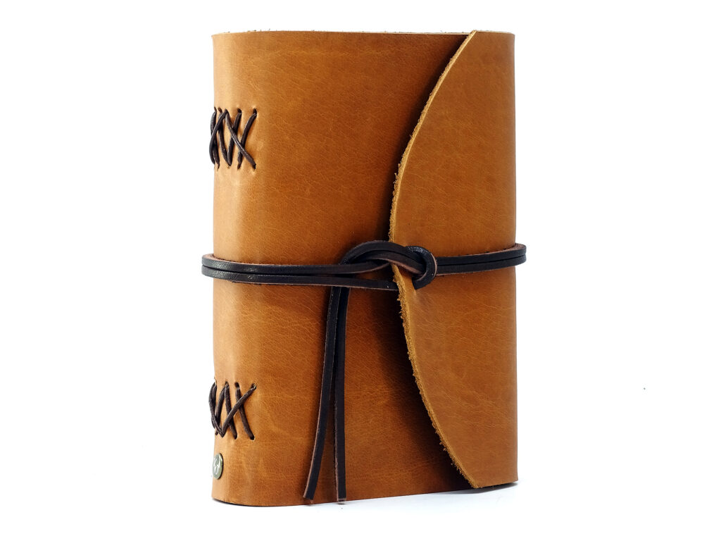 Box OX Raw Caramel Lederbuch im Format A6 - Vorderseite Perspektive