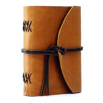 Box OX Raw Caramel Lederbuch im Format A6 - Vorderseite Perspektive