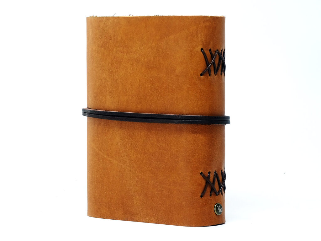 Box OX Raw Caramel Lederbuch im Format A6 - Rückseite Perspektive
