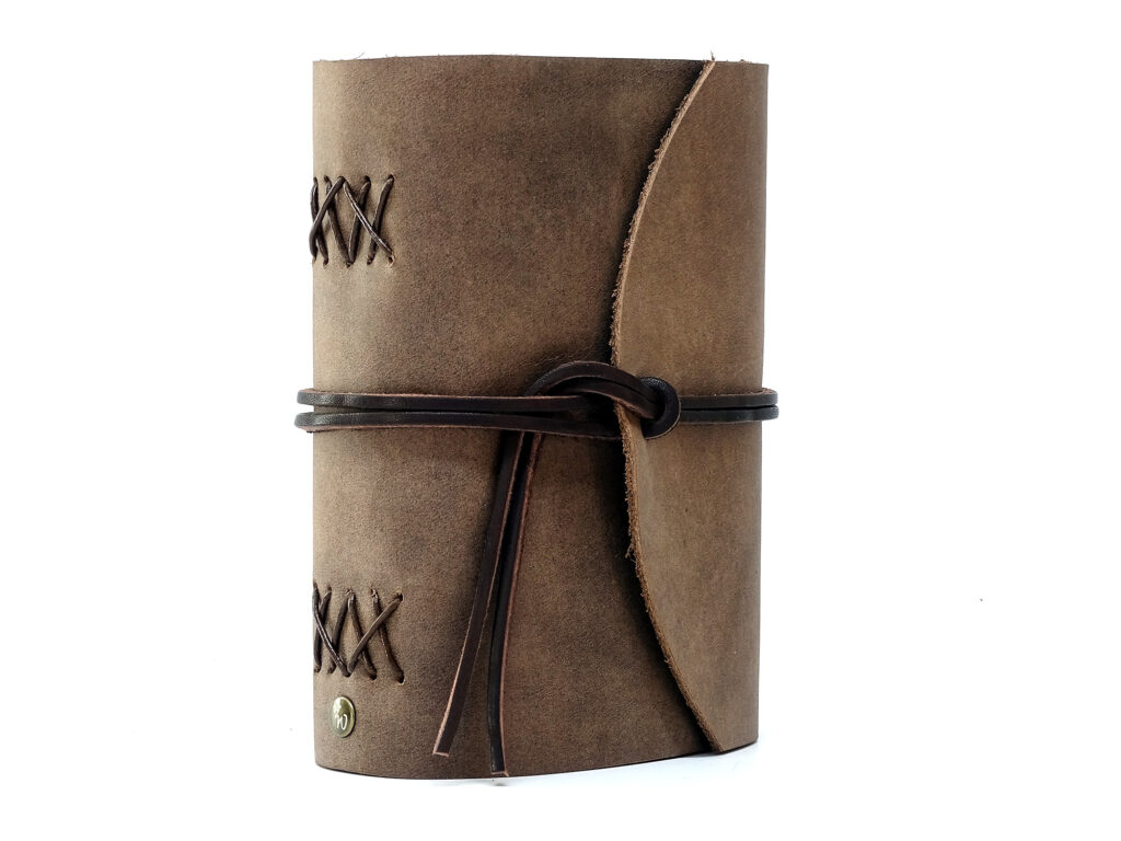 Box OX Raw Cocoa Lederbuch im Format A6 - Vorderseite Perspektive
