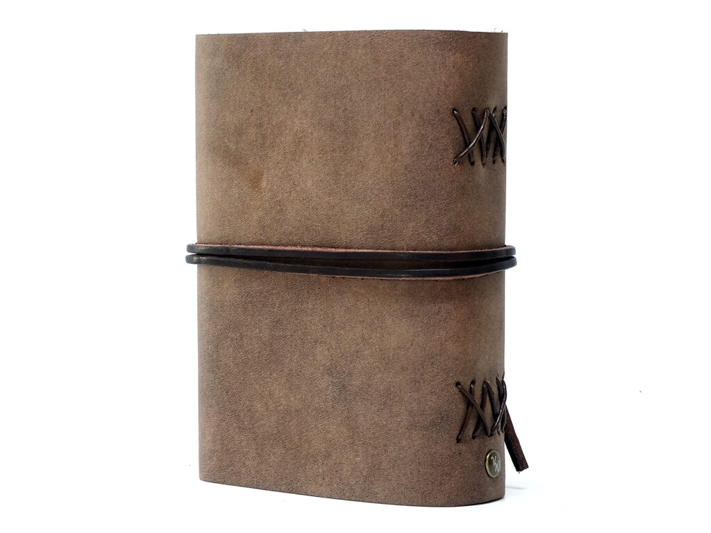 Box OX Raw Cocoa Lederbuch im Format A6 - Rückseite Perspektive