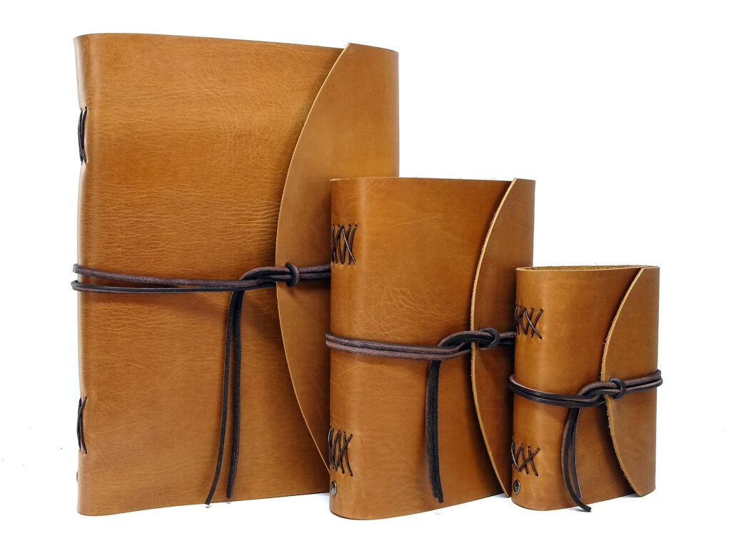 Box OX Raw Caramel Lederbücher im Format A6, A5 und A4 - Gruppe Vorderseite